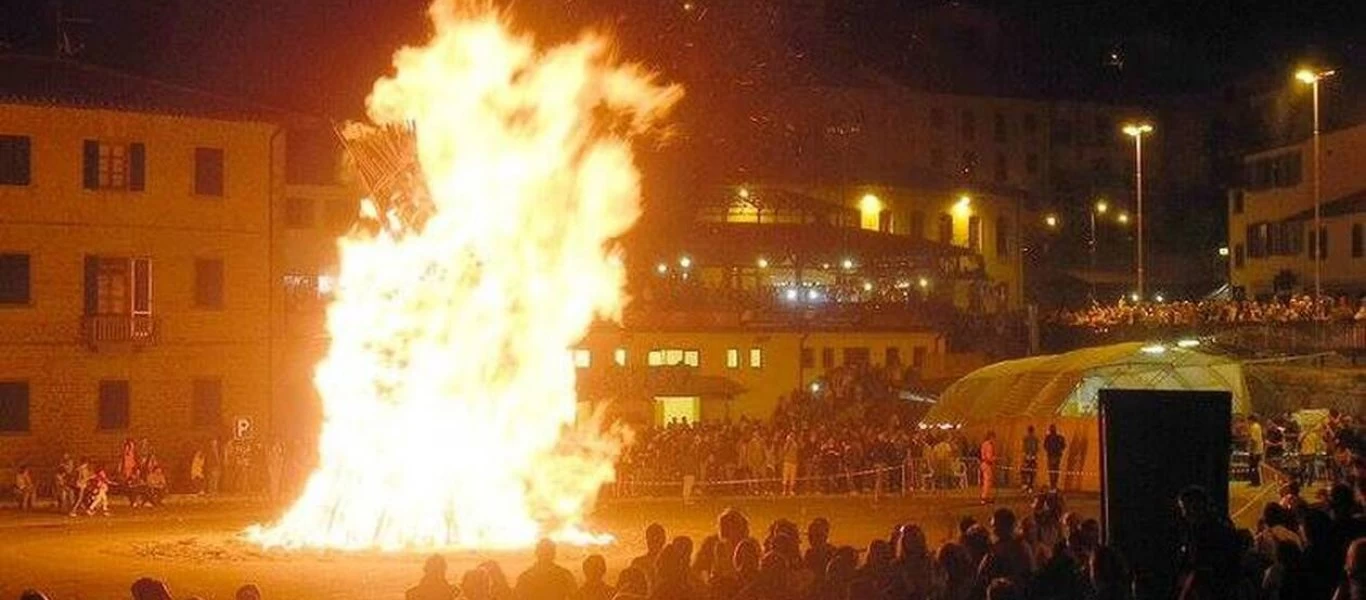 Ιταλία: Φωτιά σε γιορτή - Έβγαιναν καπνοί από τα μαλλιά του κόσμου